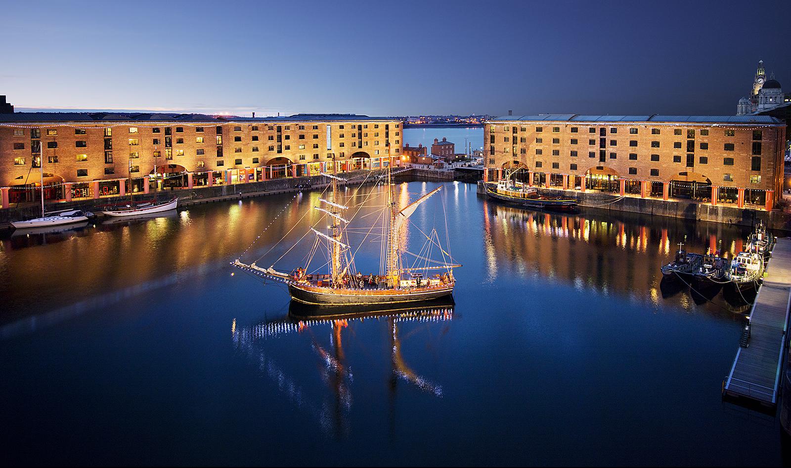 Royal Albert Dock Liverpool rote Säulen Hafen Museen