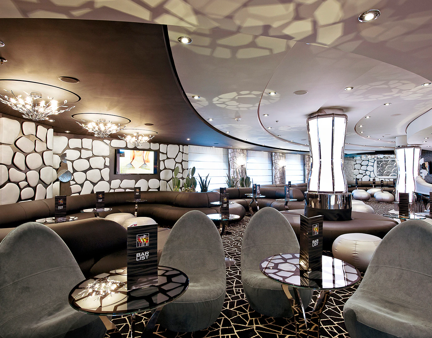 Bar i salon na statku MSC Divina