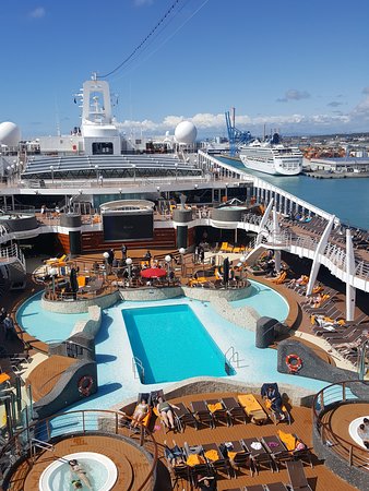 Basen na statku MSC Divina